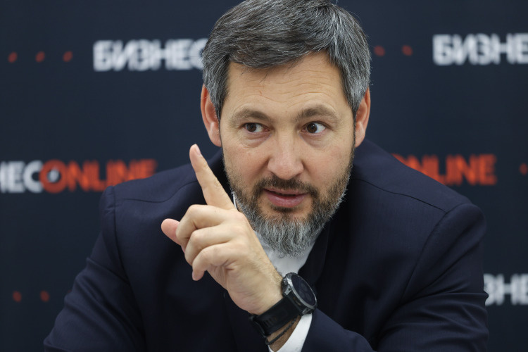    Олег Коробченко: «В данный момент в обрабатывающей промышленности не хватает 10 тысяч человек, а в ближайшие пять лет под запланированные мощности потребуется порядка 55 тысяч».   
Фото: Андрей Титов