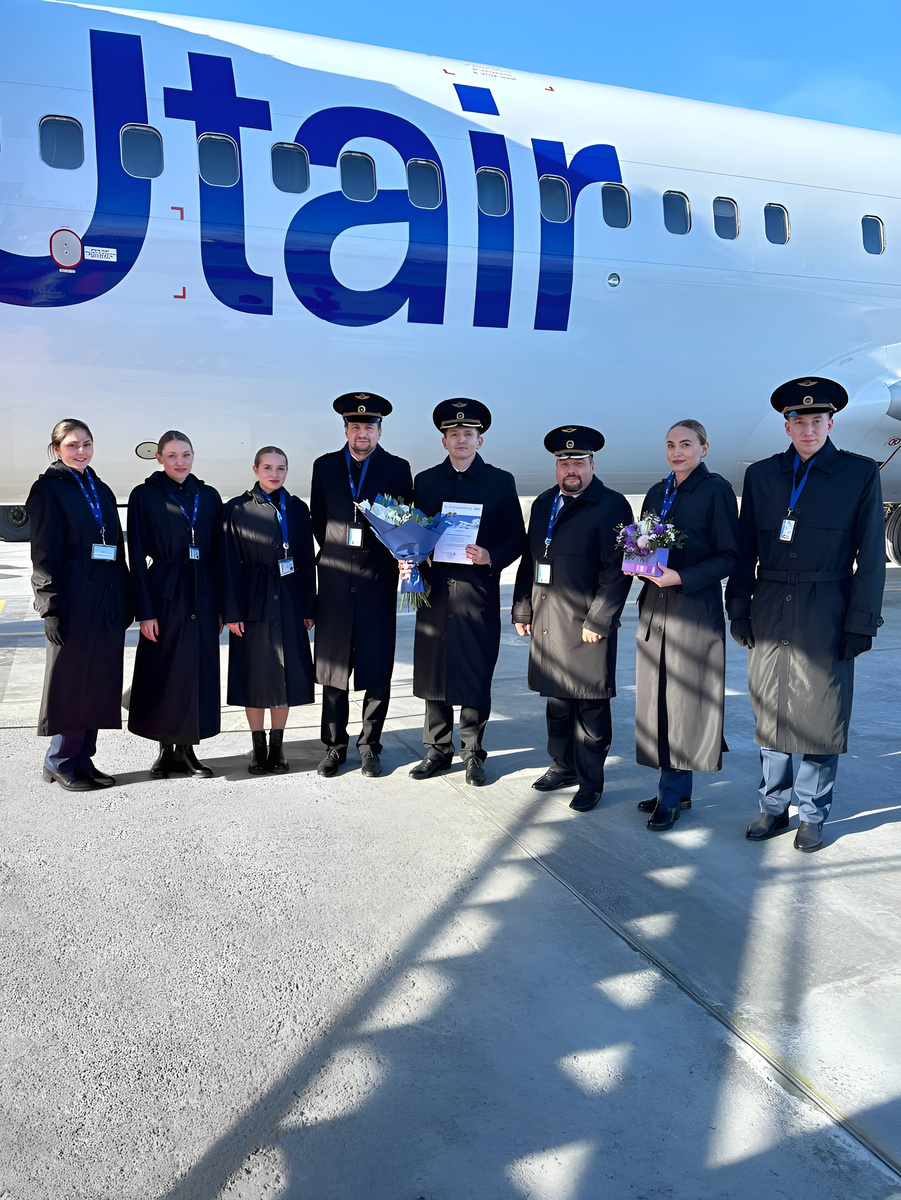 Слева направо: 
бортпроводник службы бортпроводников г. Тюмени Ольга Старостенко,
бортпроводник-инструктор службы бортпроводников г. Тюмени Дарья Петухова,
бортпроводник службы бортпроводников г. Сургута Александра Тимофеева,
второй пилот Boeing 737 авиаэскадрильи №1 летного отряда №1 Владимир Пырков, 
командир воздушного судна Boeing 737 авиаэскадрильи №1 летного отряда №1 Владимир Туровцев, 
командир авиаэскадрильи №1 летного отряда №1 Дмитрий Борсук. 
бортпроводник службы бортпроводников г. Сургута Арина Вяткина,
бортпроводник службы бортпроводников г. Сургута Владислав Шнайдер. 