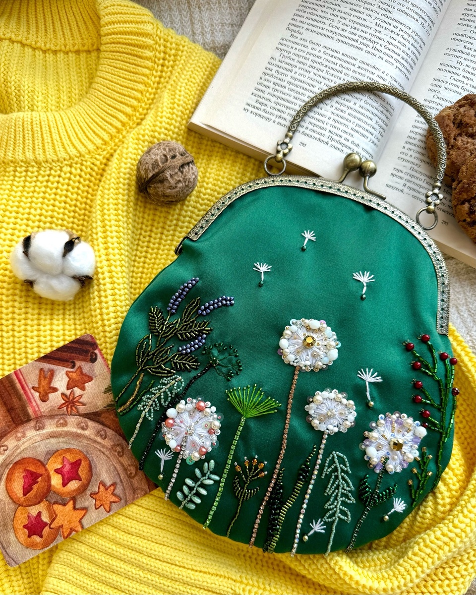 Сумочка с вышиской бисером на фермуаре "Одуванчики"