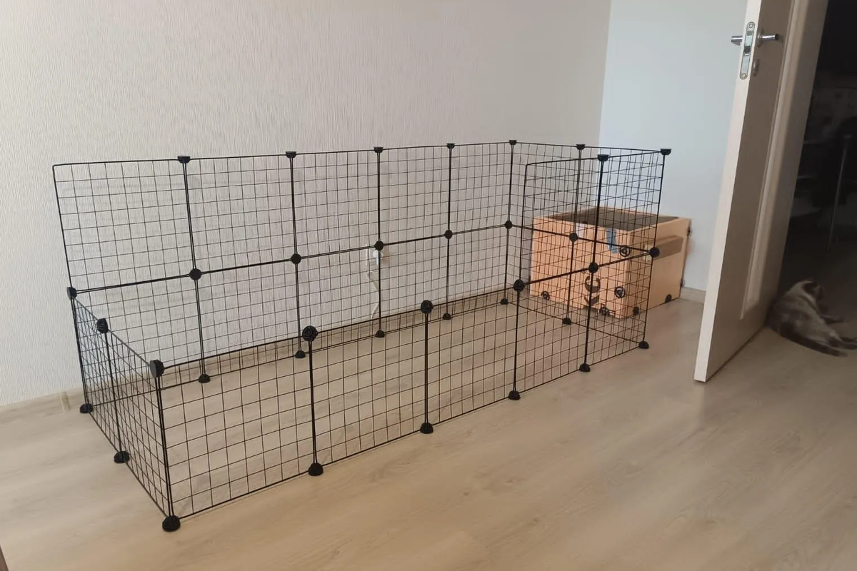 Строим вольер их двух клеток