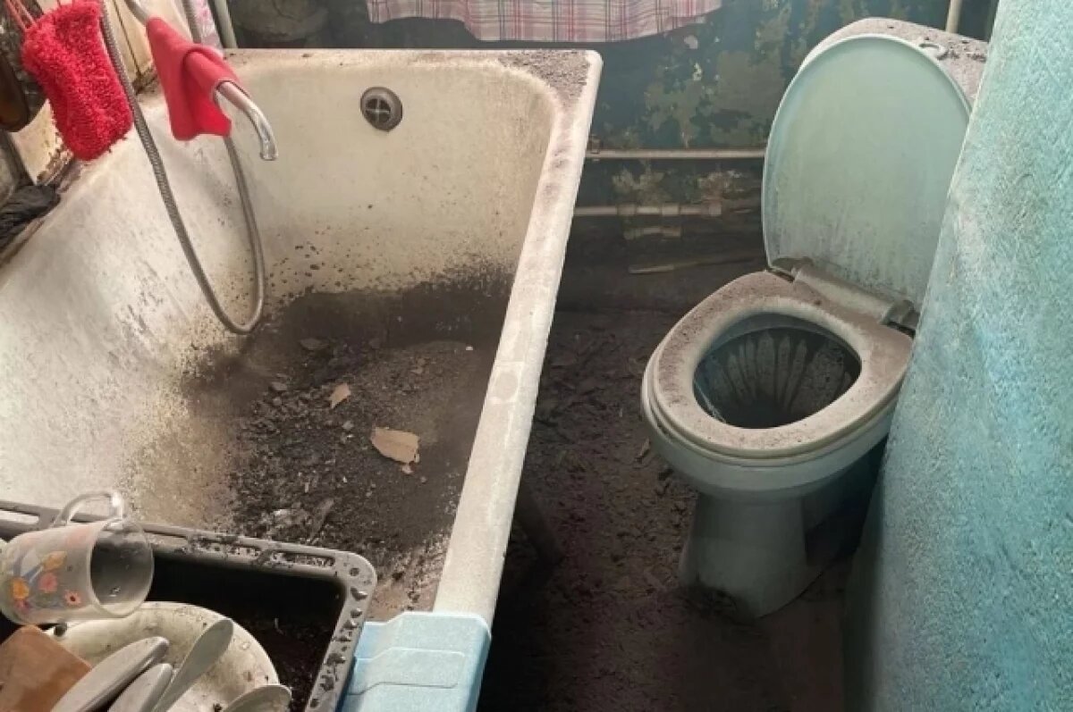    В столице Камчатки квартиру засыпало трухой и песком после ремонта крыши