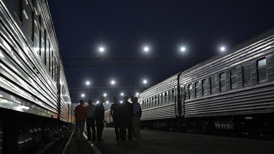    Пассажирские поезда на ж/д станции в тёмное время суток Автор фото: ИТАР-ТАСС / Руслан Шамуков