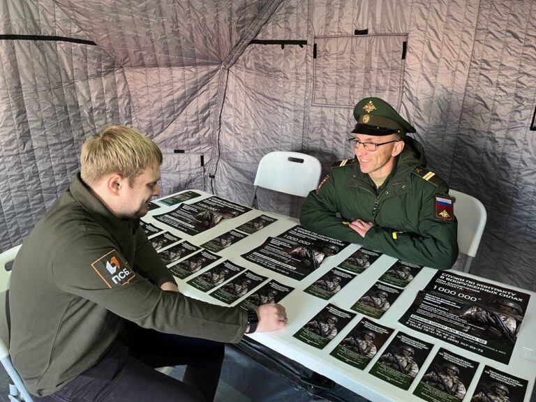    В Оренбурге на выставке трофейной техники более 300 человек подписали контракты с Минобороны Оренбуржье