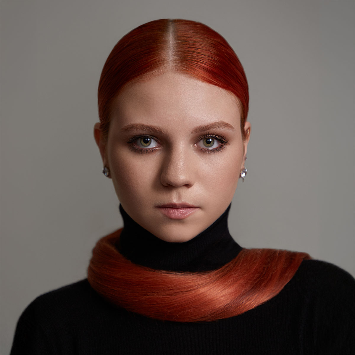 Водолазка, Must (ЦУМ); пусеты Classic из белого золота с бриллиантами, Mercury