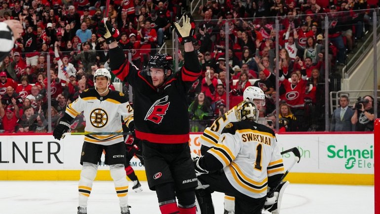    Хоккеист «Каролины» Андрей Свечников (№37) празднует гол в ворота «Бостона». USA Today Sports