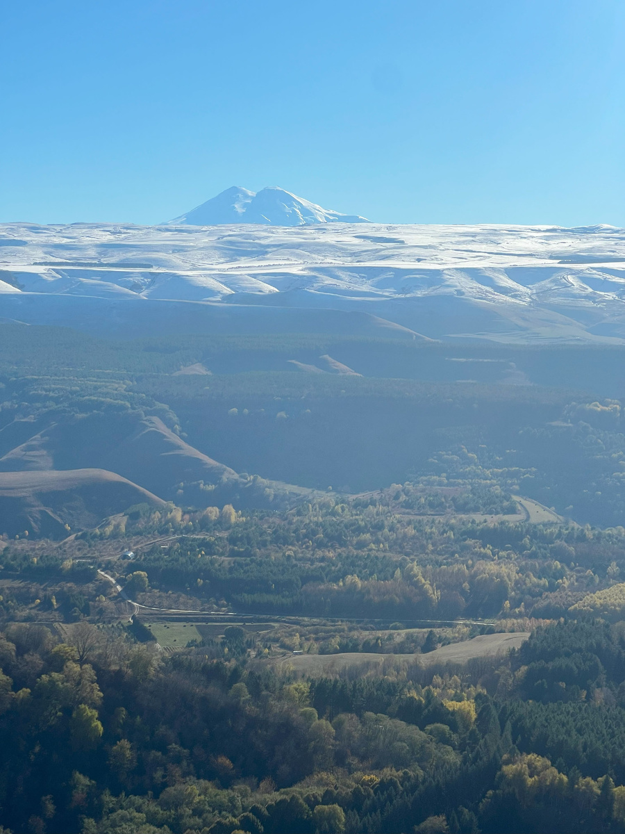 Вдалеке видно гору 🏔️Эльбрус