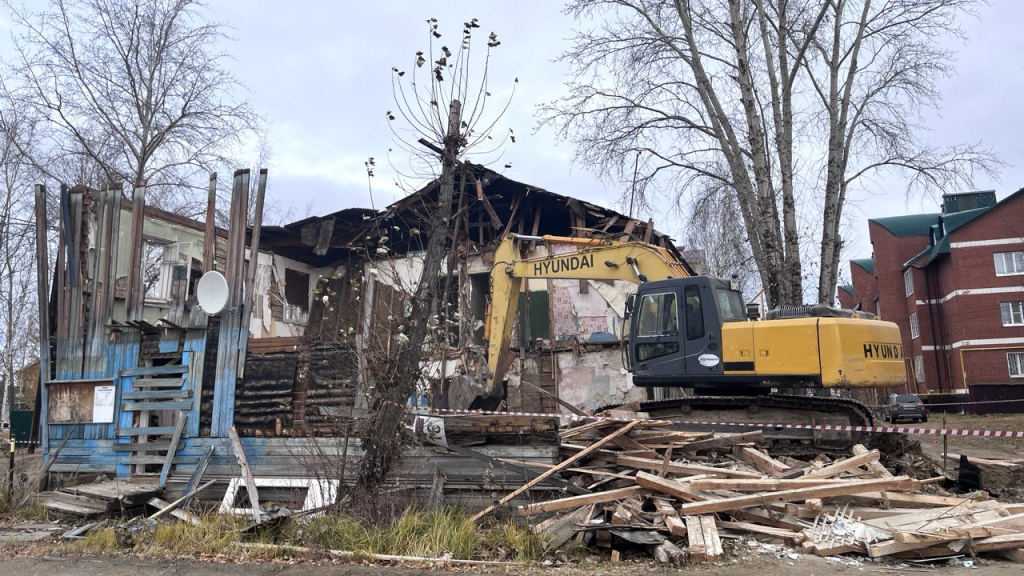    Волновой снос деревяшек в Урае позволил расселить из аварийного жилья около тысячи горожан