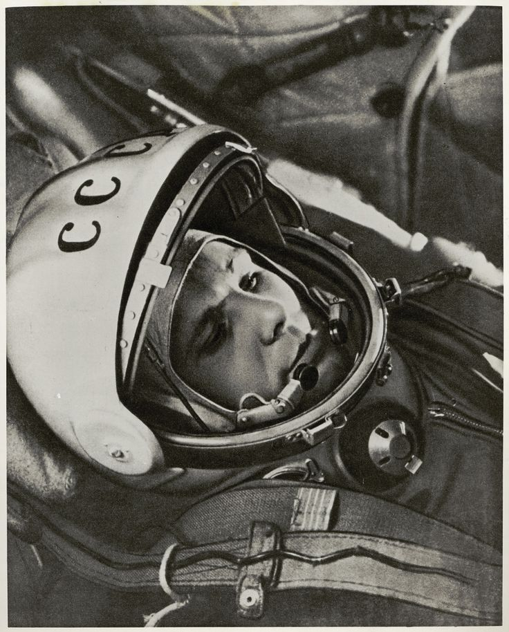 HUMANOID HISTORY Yuri Gagarin, first human in space, seated in his space capsule, 1961. (Smithsonian) https://ru.pinterest.com/pin/humanoid-history--817966351091190119/