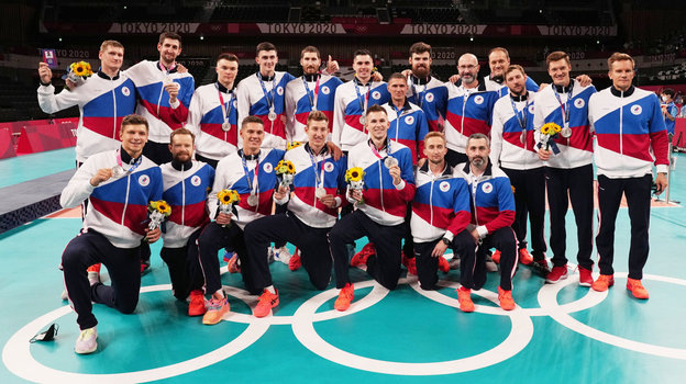    Волейболисты сборной ОКР на церемонии награждения на Олимпиаде-2020 в Токио.Дмитрий Коротаев Известия