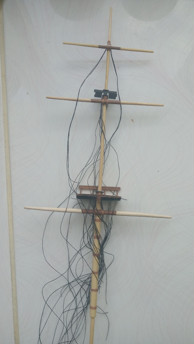 Готовая мачта, с прикреплёнными нитками для основания вант.