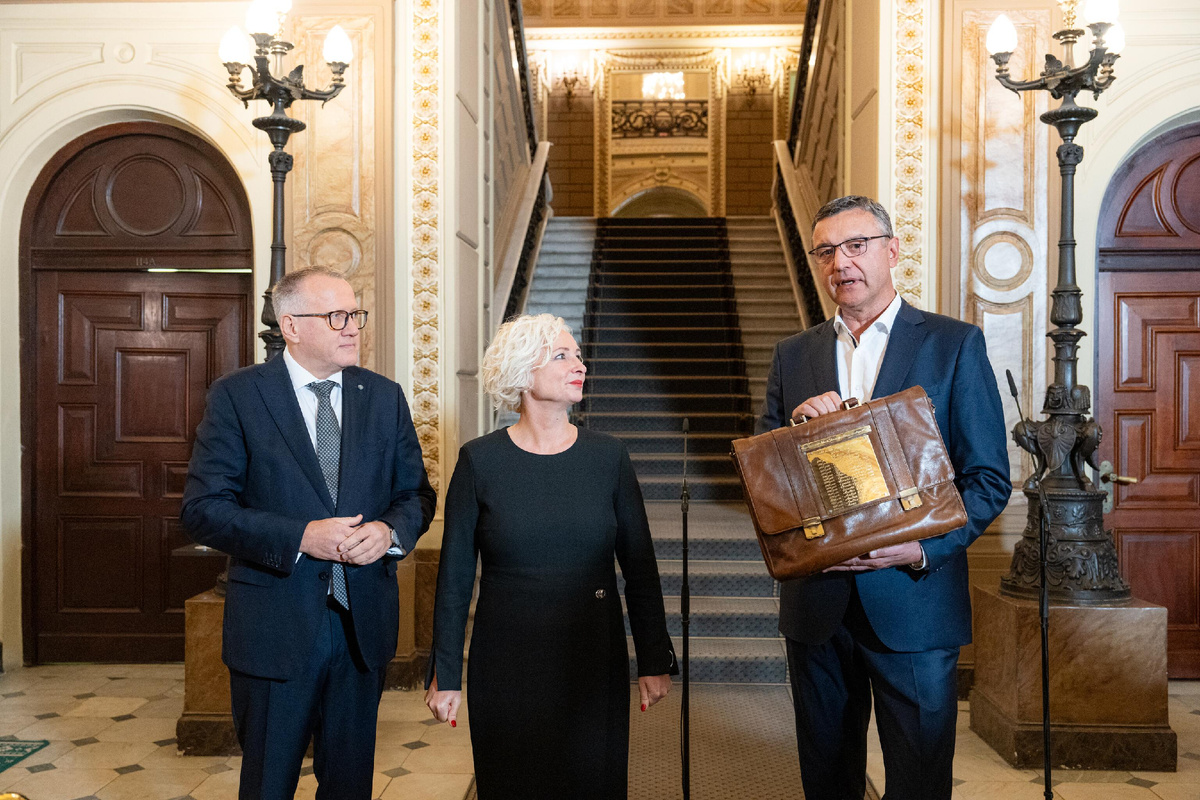 Министр финансов Латвии Арвилс Ашераденс (слева), спикер Сейма Дайга Миериня, глава бюджетной комиссии Сейма Янис Рейрс с проектом бюджета на 2025 год © CC BY-SA 2.0 / Saeima / Ieva Ābele