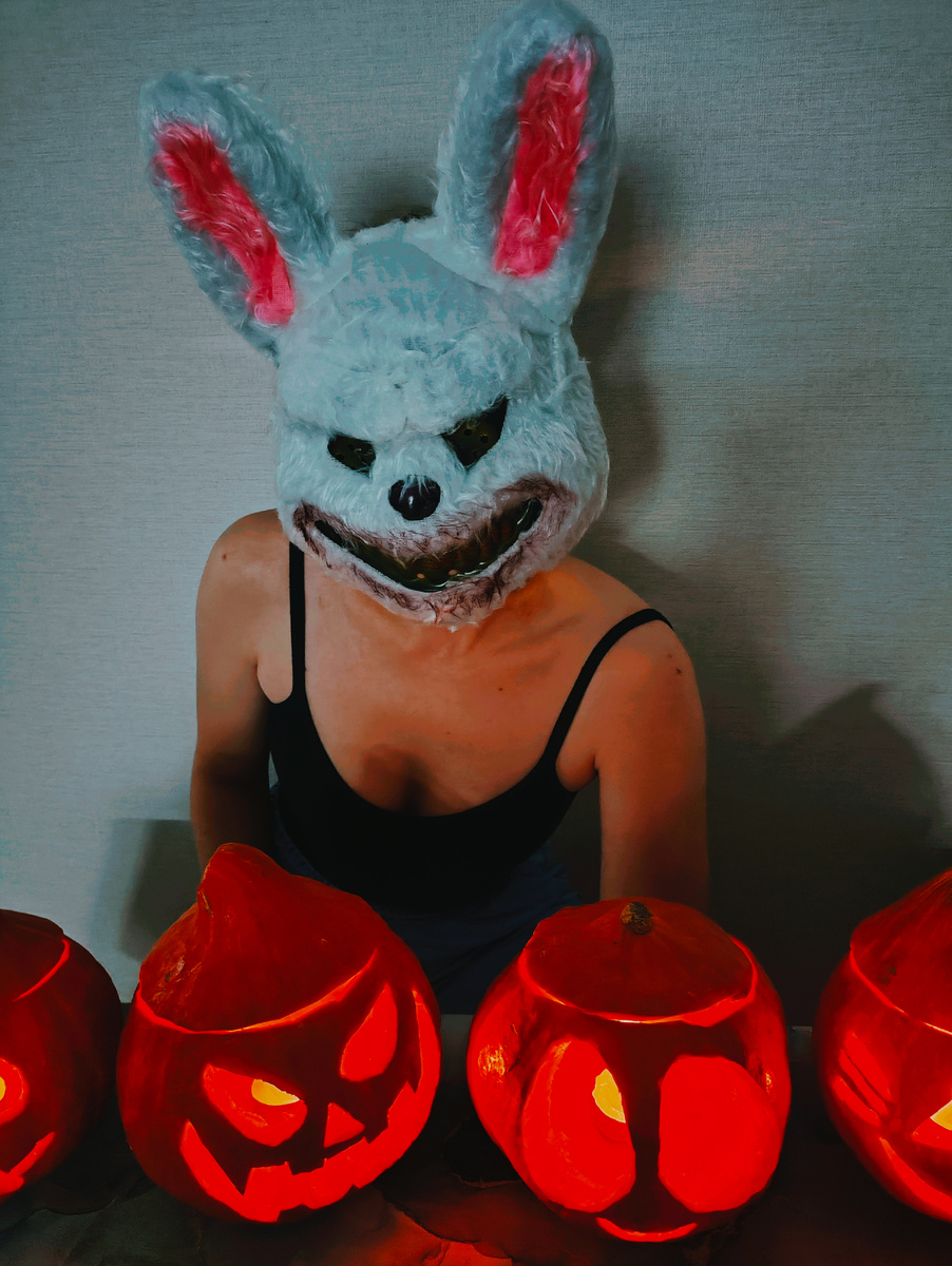 Вот и отметили Хеллоуин😁Я не особо радуюсь этому празднику ) Но, мужу и детям нравится этот антураж. А осенью когда дождливо и хмуро на улице , это отличный способ развлечь себя 🤪К этому празднику всё закупает и готовит развлечения муж. Вырезают из тыквы с детьми разные смешные мордочки. Делает пиньяту в которой находятся конфеты. Дети с удовольствием её разбивают чтобы добыть конфеты) Ну а мне остаётся только принимать участие в этом веселье😁#Хэллоуин_24