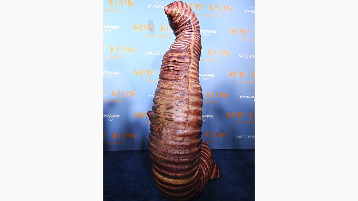 Noam Galai / Getty Images📷Хайди Клум в костюме дождевого червя, 2022 год