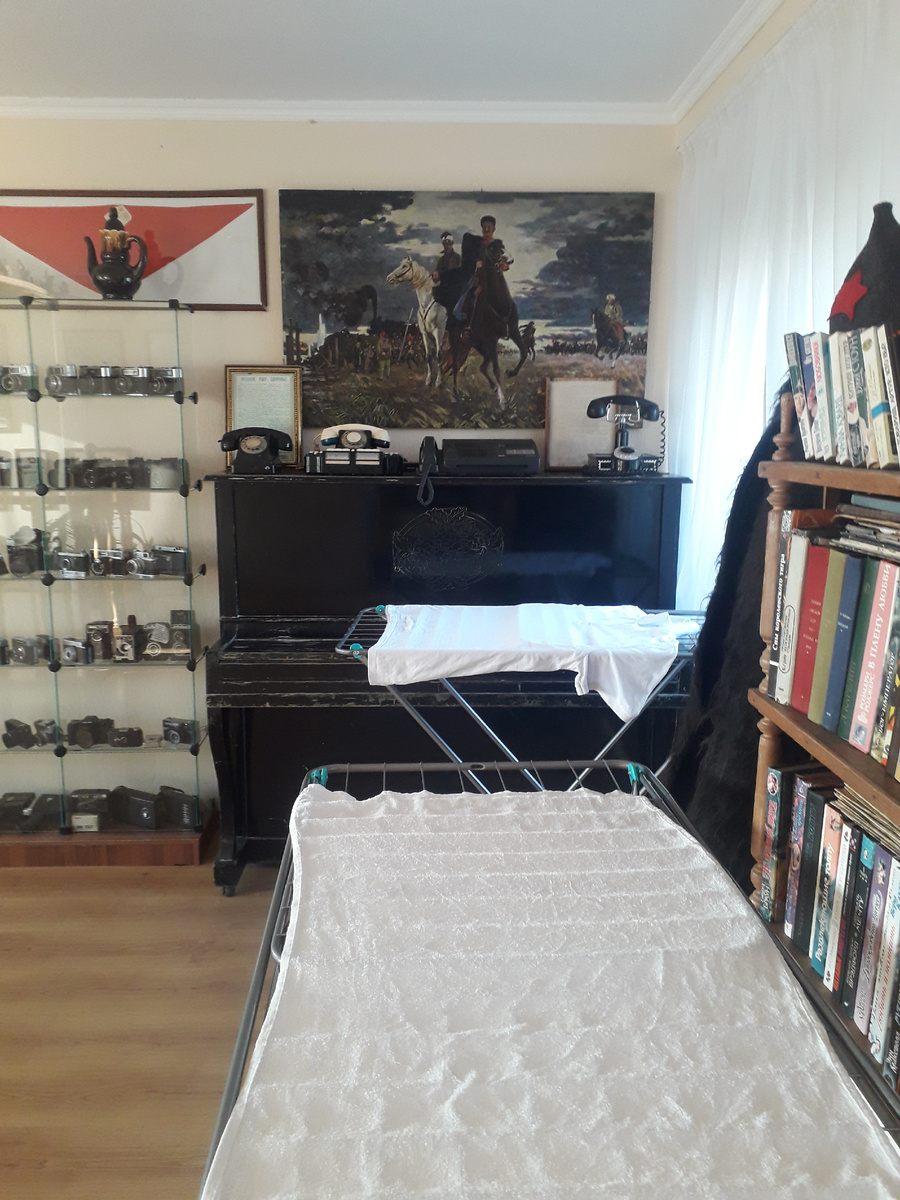 Размещены экспонаты в коридоре на втором этаже