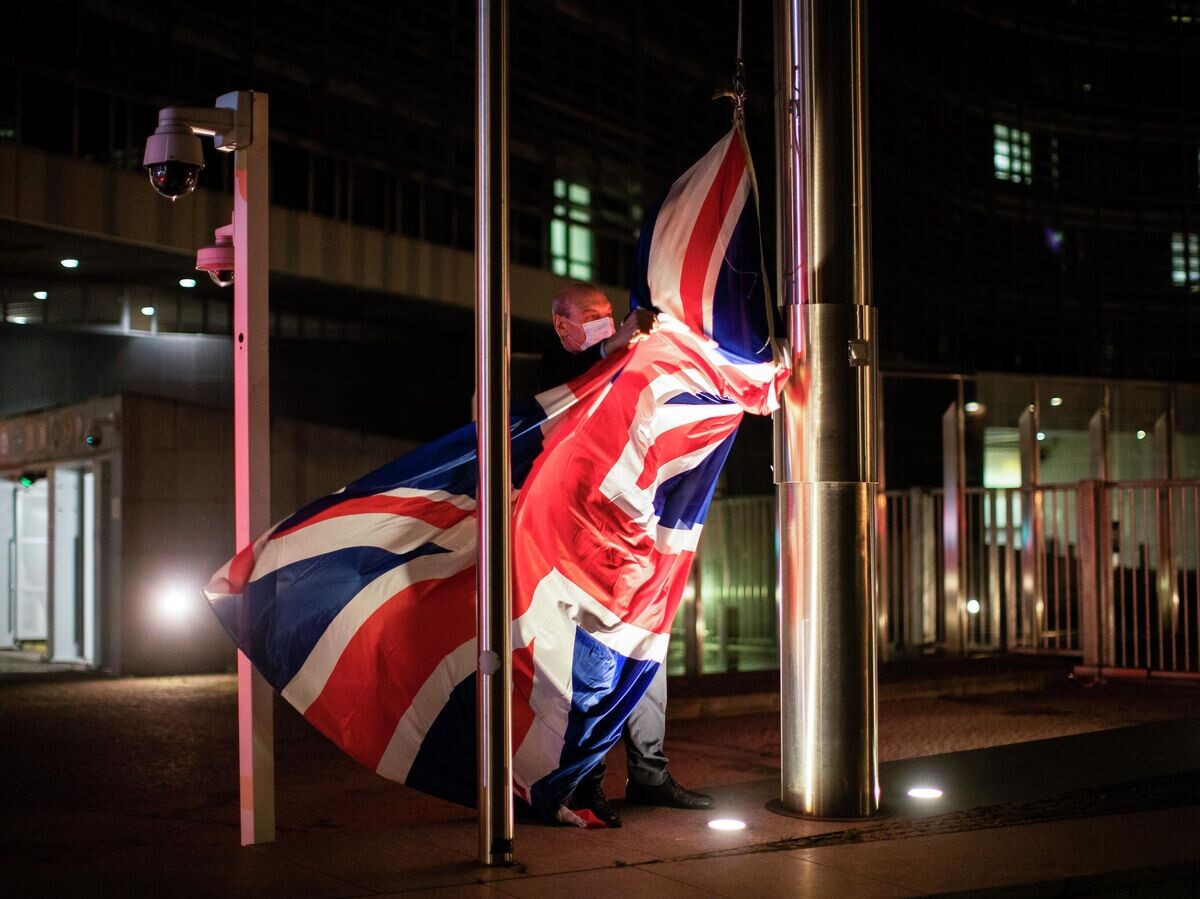    Поднятие флага Великобритании © AP Photo / Francisco Seco