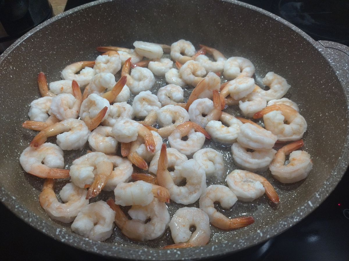 Креветки обжарить 2-3 минуты на сильном огне, чтобы выпарить жидкость. Фото автора
