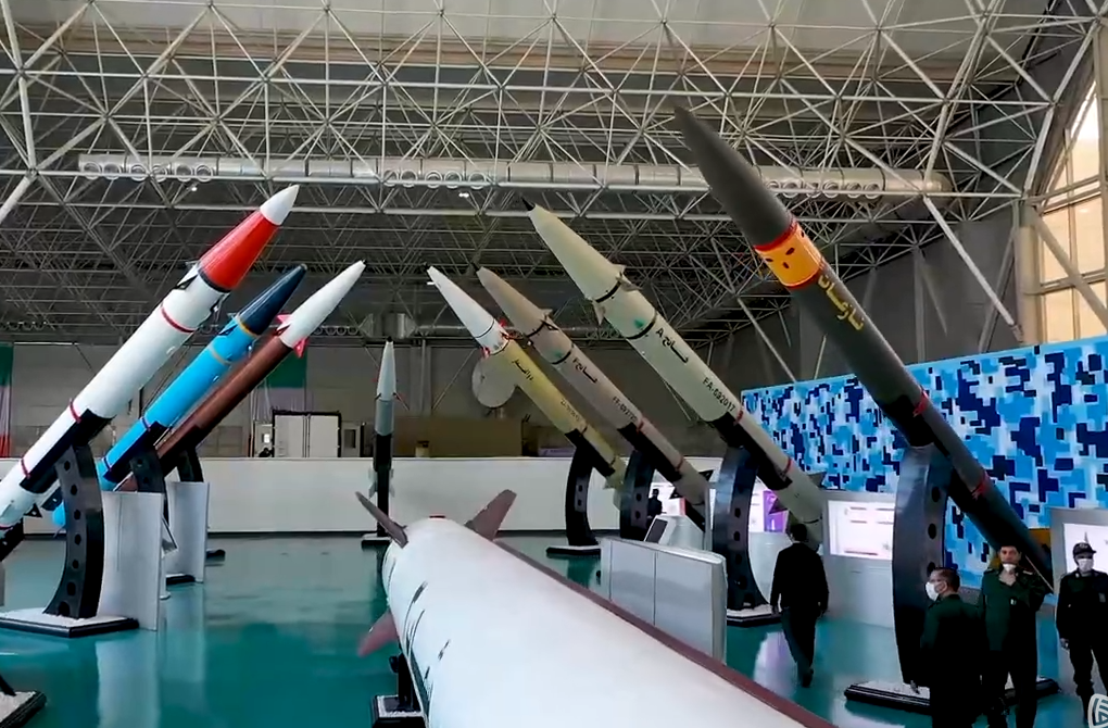 Ракетный арсенал Ирана многочислен и многообразен. Но настоящий хит ракетных войск, высокоточный комплекс "Фатех-110Д", дальний потомок советского ОТР "Луна-М". Фото КСИР