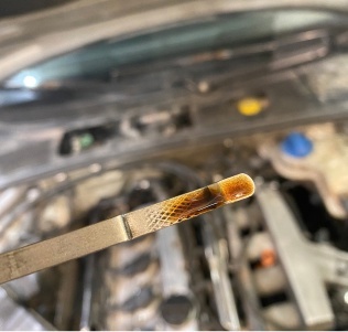 Идеальный уровень масла должен находиться ровно посередине между рисками MIN и MAX