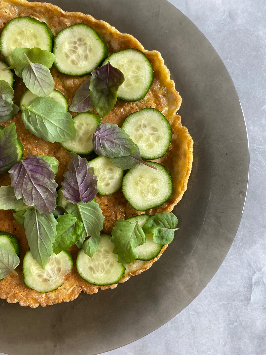 Красивое фото овсяноблина с огурцом и базиликом 