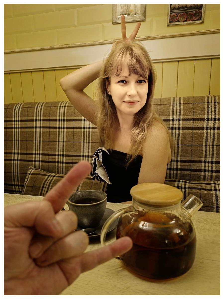 В платье от Karen Millen в гастробаре «Наffига Козе баян?!» в Великом Новгороде