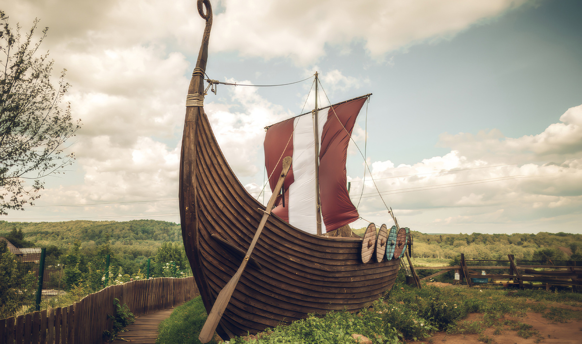 «Остров Kattegat» принадлежит чудесной паре, кому постояльцы часто пишут слова благодарности, и вдохновлён викингами и Средневековьем.