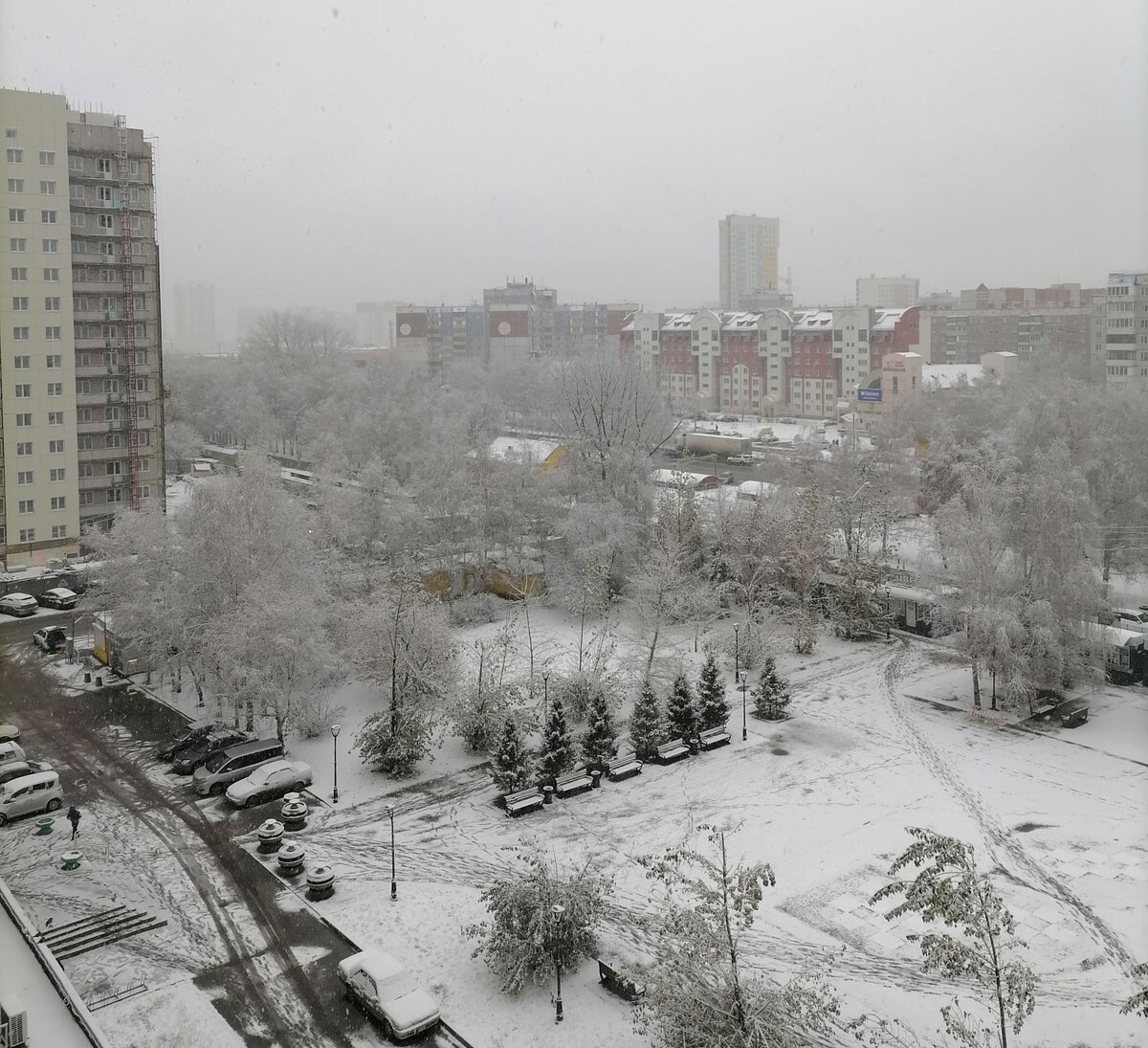 Вид на заснеженную площадку перед домом из окна моей комнаты