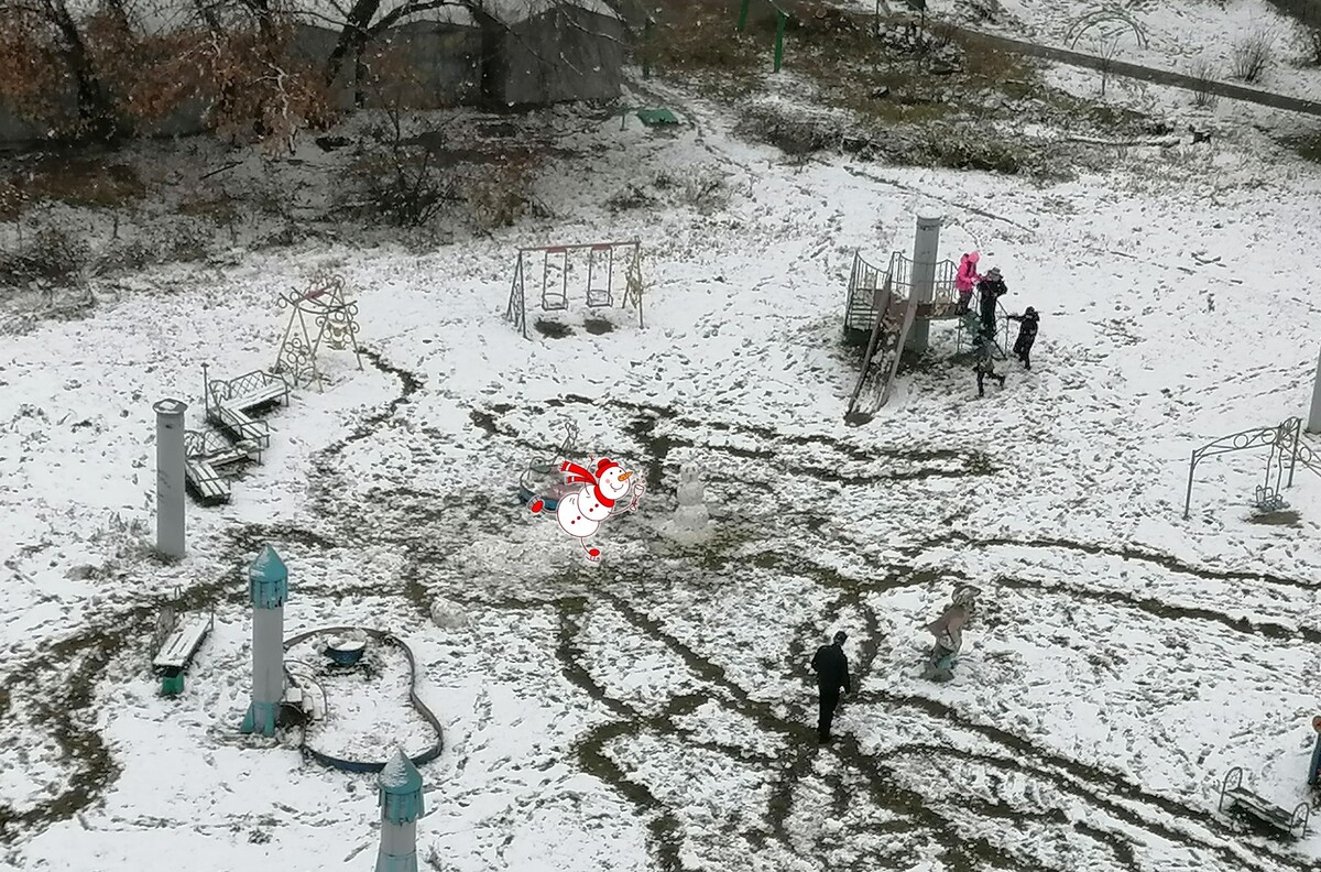 Вид из других окон квартиры - прямо на погреб. На нем еще располагается детская площадка. Вот уже кто-то скатал снеговика - он получился очень грязный и его почти не видно. На него указывает снеговичок-стикер