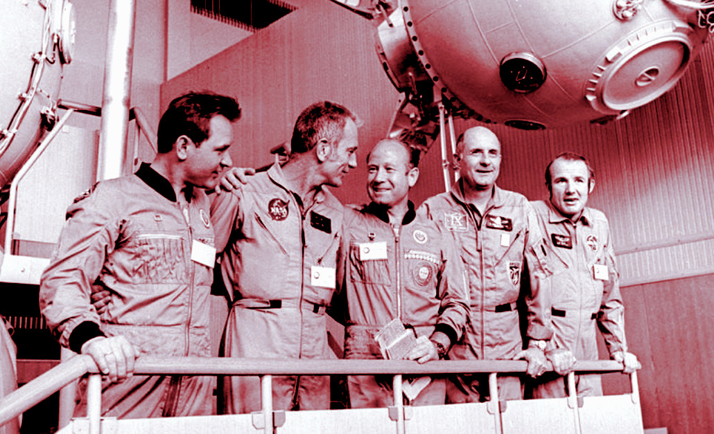 Экипаж "Союз-Аполлона" в Звёздном городке: А. Леонов (в центре) и В. Кубасов (слева) с астронавтами Т. Стаффордом, В. Брандом и Д. Слейтоном, 1975 г.