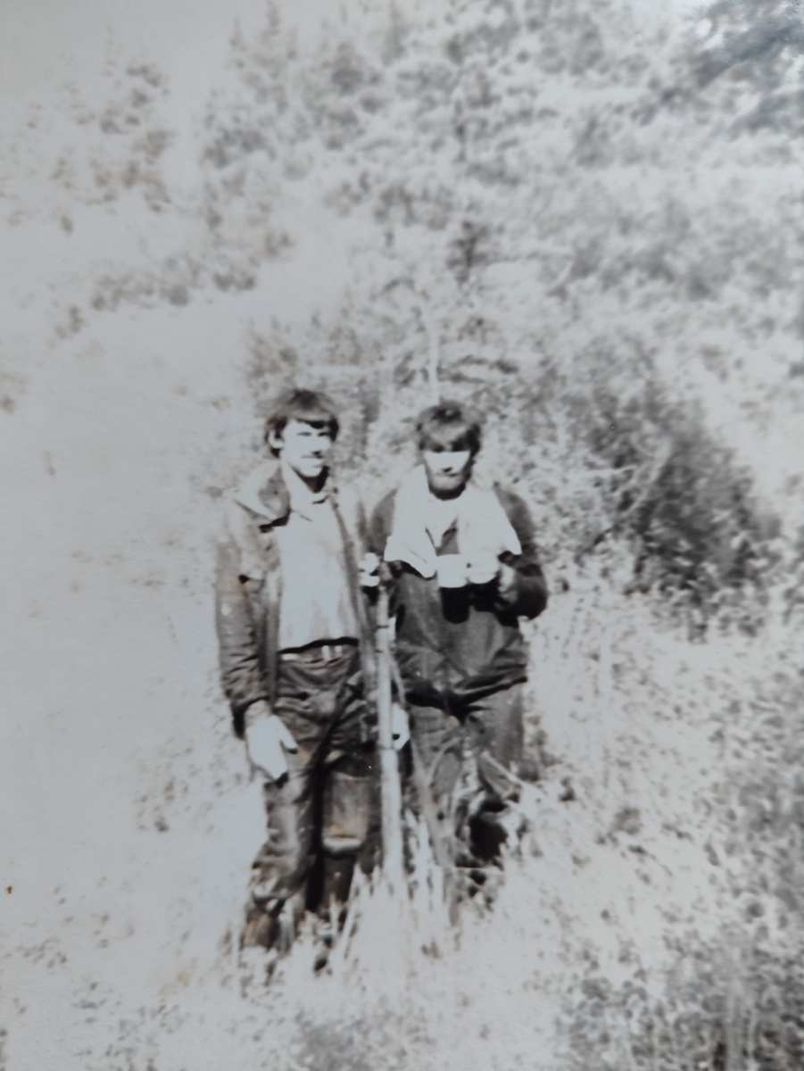 Генка справа с кружкой в руке.