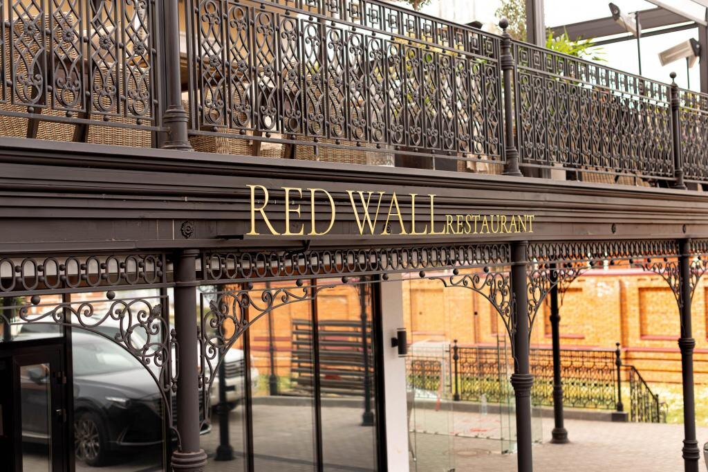 Экстерьер ресторана Red Wall
