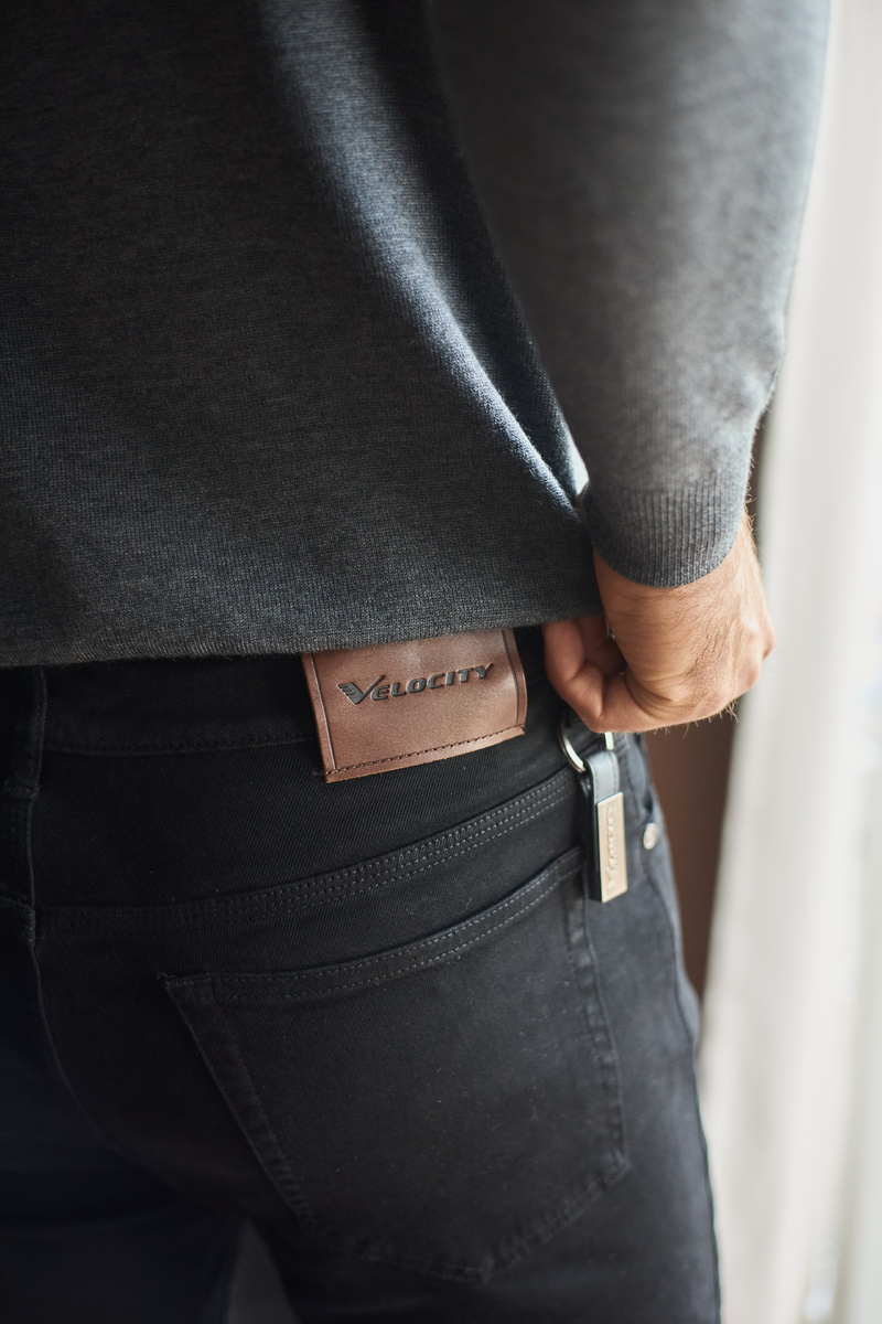 Черные джинсы Mazaltovman. Пример ровной строчки 