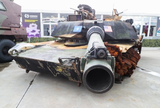    Танк М1А1 «Абрамс» на выставке трофейной военной техники, захваченной российскими военнослужащими в ходе СВО на территории конгрессно-выставочного центра «Патриот»