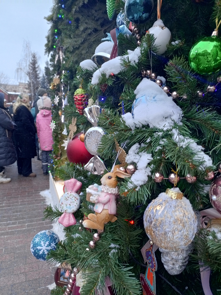 Очень красиво украшенная ёлочка в Покровском монастыре