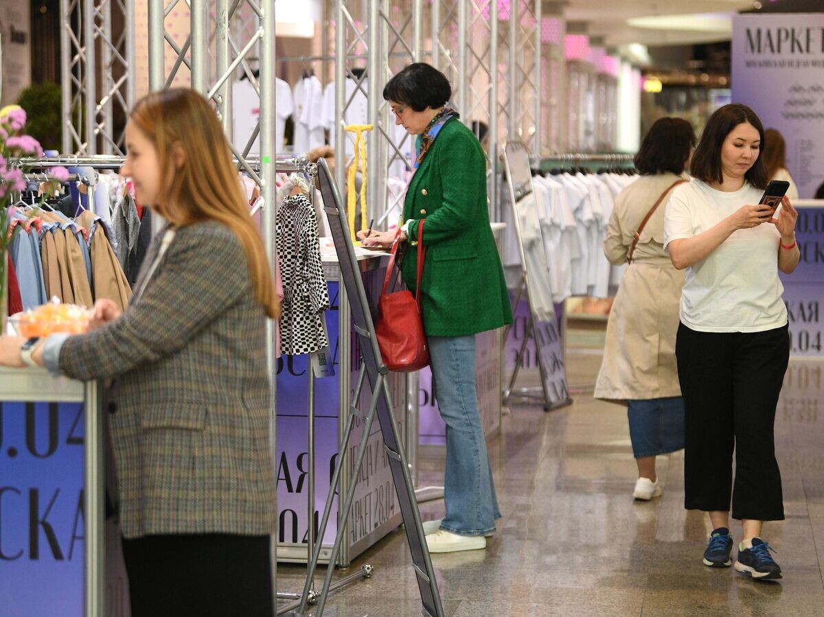    Посетители торгового центра© РИА Новости / Алексей Майшев