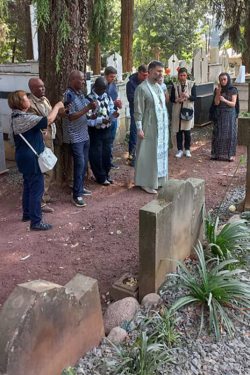 Отец Тигрий служит панихиду по усопшим на кладбище Адисс-Абебы в Эфиопии для соотечественников