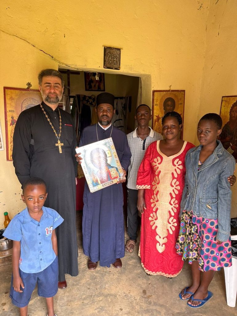 В гостях у священника Петра Бикамумпаки и его семьи, на фоне — их домовая церковь в Руанде