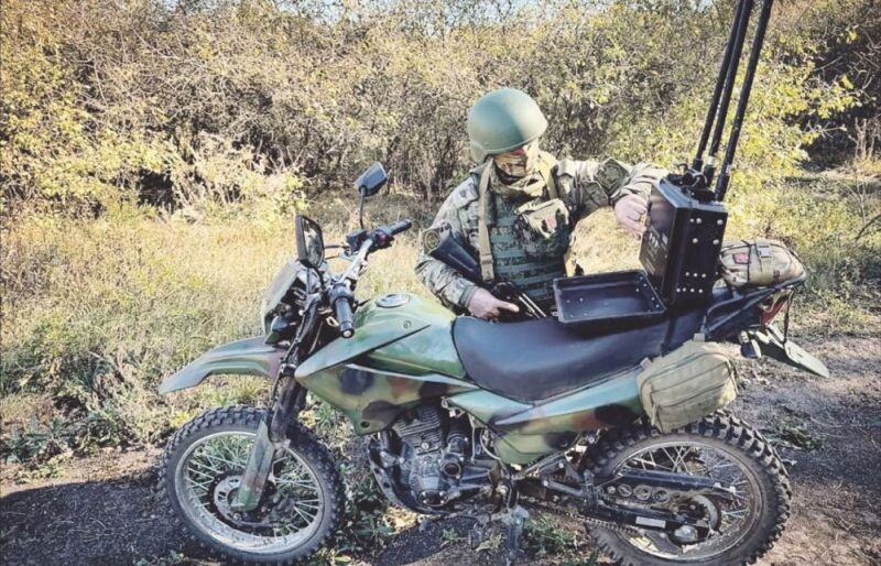 Мотоцикл с комплексом РЭБ морских пехотинцев Балтийского флота в зоне СВО, источник – Телеграм-канал Военный Осведомитель