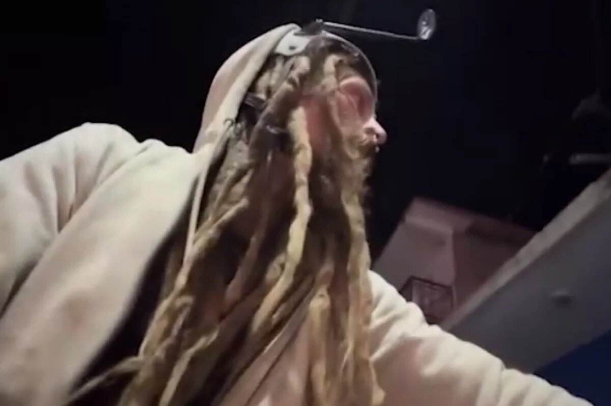    Кадр из видео, где блогер рассказывает, как талибы* не могут по нему попасть.