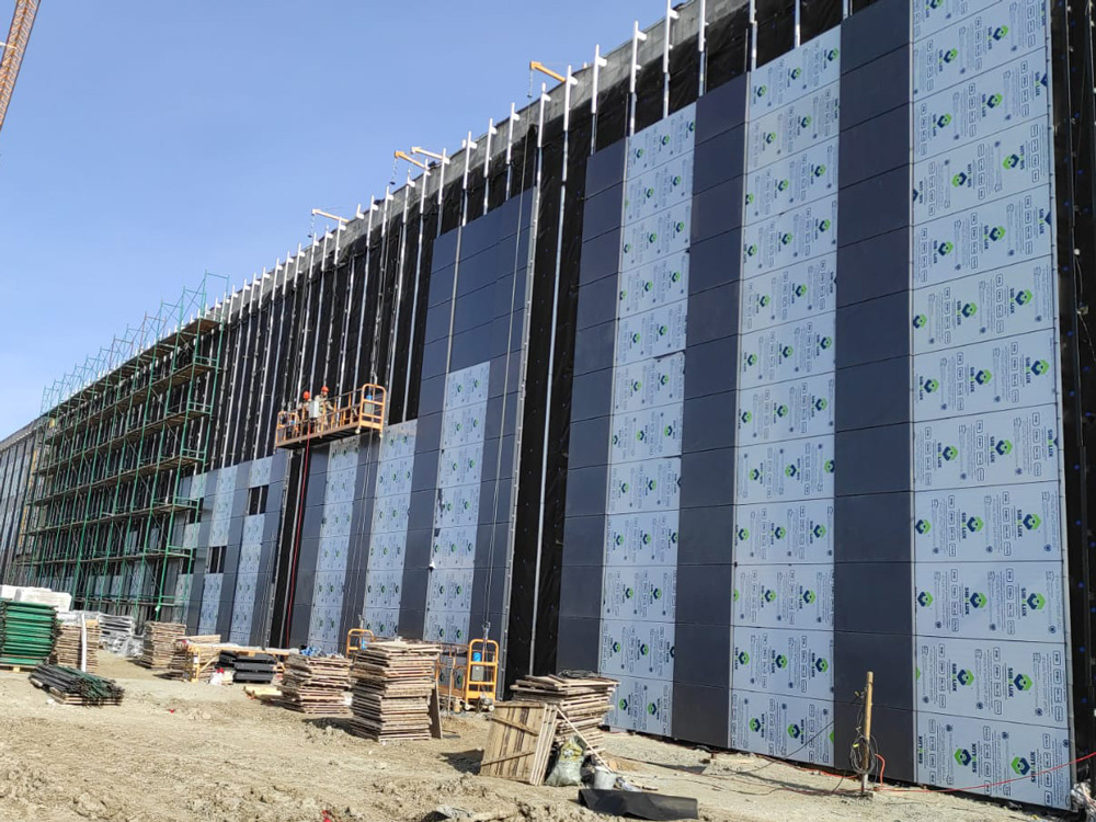 Процесс монтажа вентфасада из керамогранита