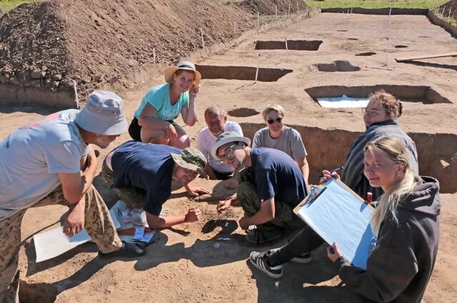    Зачем археологи кладут цветы в захоронения после раскопок?