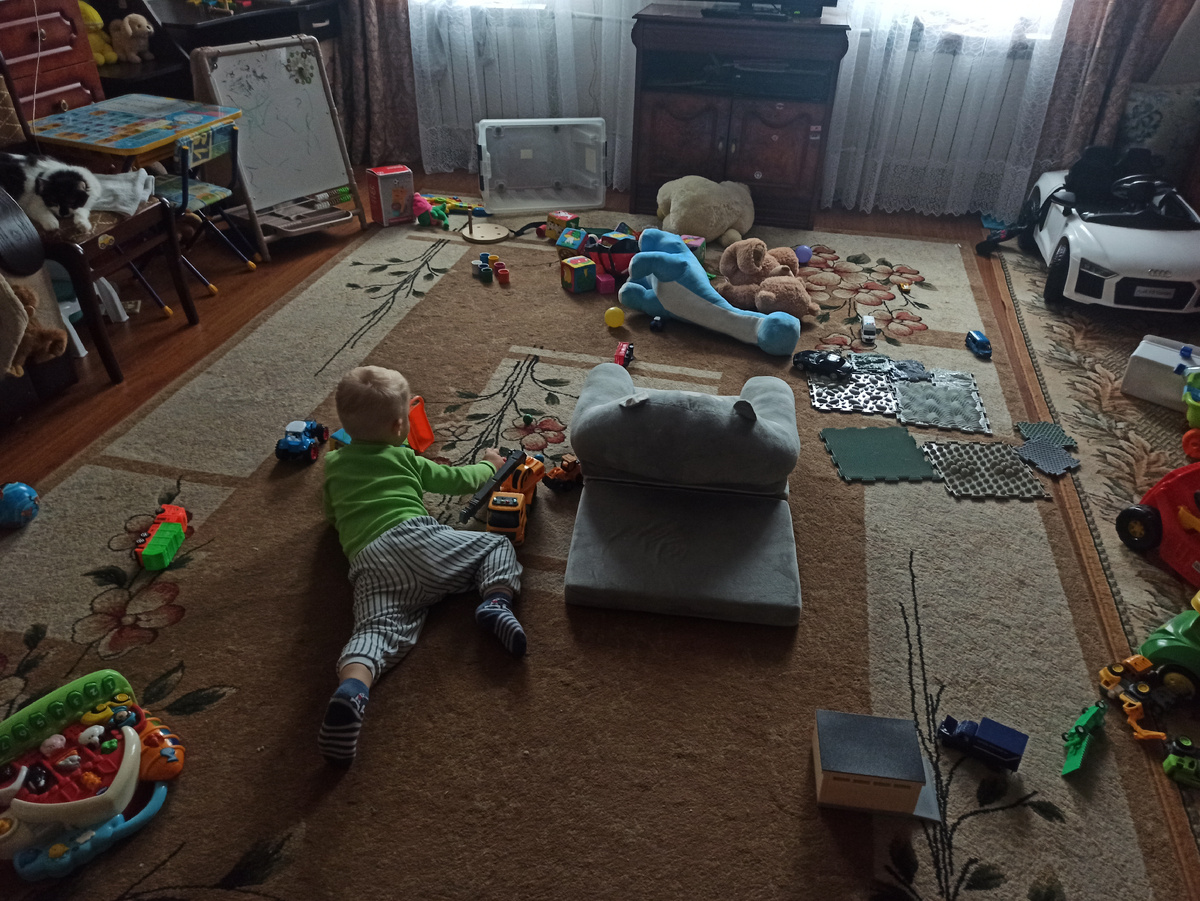 Сашуля отдыхает, впрочем, как это всегда водится у кошек