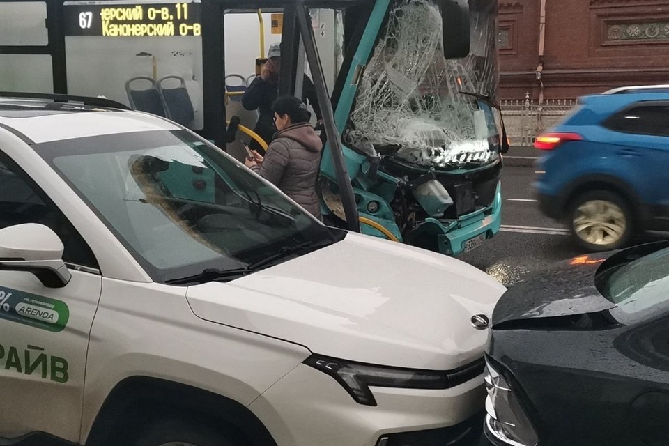    В ДТП с лазурным автобусом на Двинской улице пострадала женщина. Фото: vk.com/clivpiter