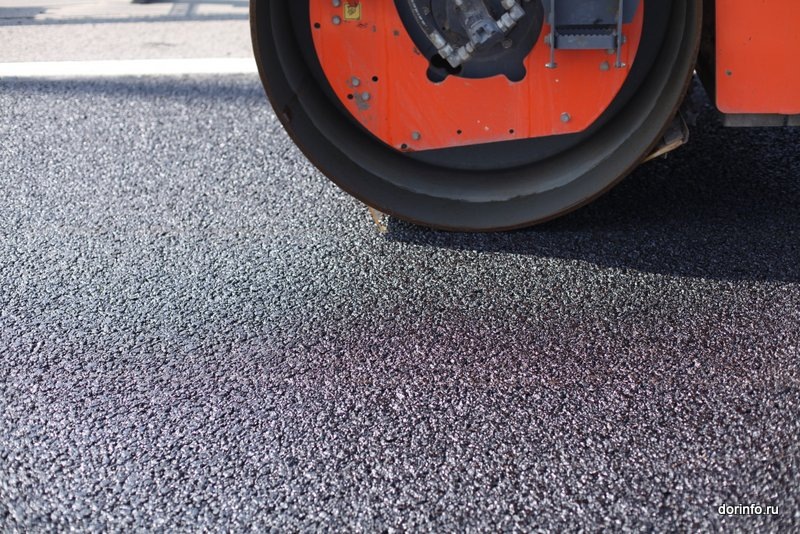     Началось асфальтирование подходов к путепроводу в районе платформы Быково в Подмосковье