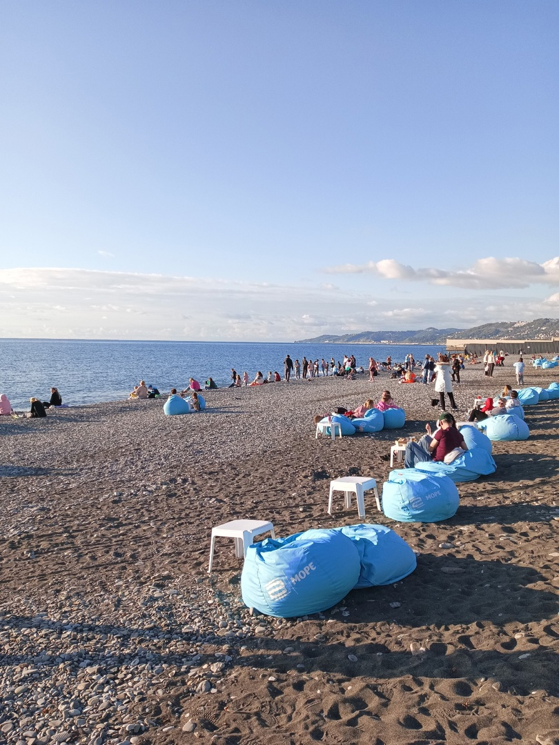 Вот на таких пуфиках можно расслабиться и понаслаждаться морем