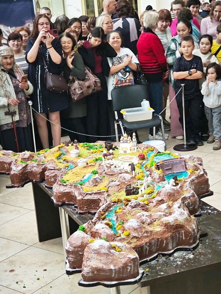 В Хакасии сделали огромный торт форме карты республики