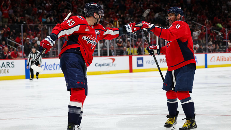    Александр Овечкин (№ 8) и Том Уилсон празднуют гол в матче «Вашингтон» — «Монреаль» (6:3) 31 октября в Вашингтоне. Getty Images