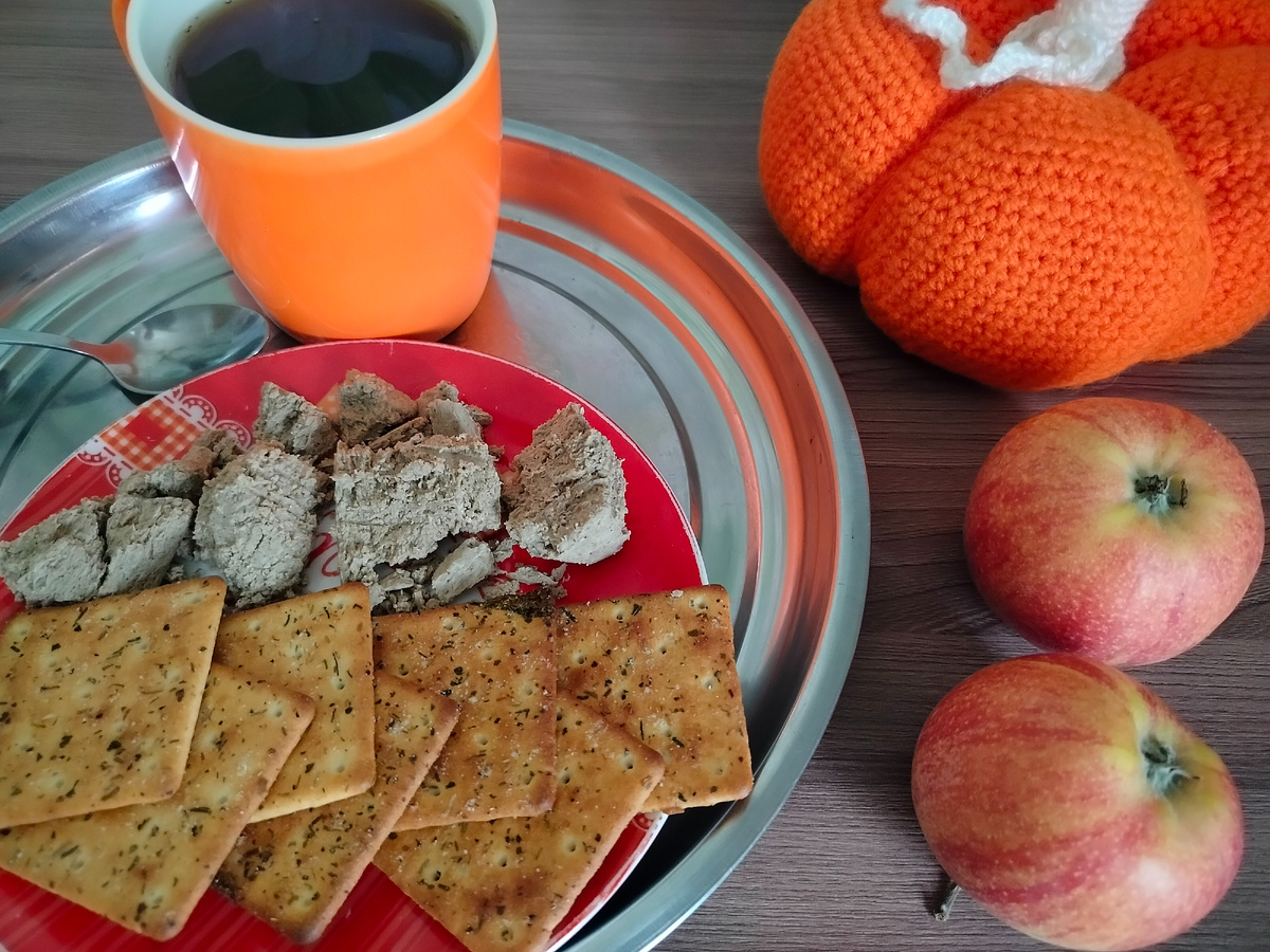 Создаю солнечное настроение в ненастную погоду из подручных материалов. Фото автора.