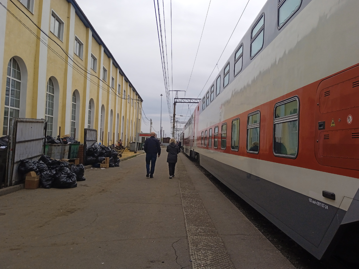 Стоянка ровно пять минут. Только успеваешь сделать пару кадров и тройку затяжек, как раздается голос проводника: "Пассажиры, просьба вернуться в вагон".