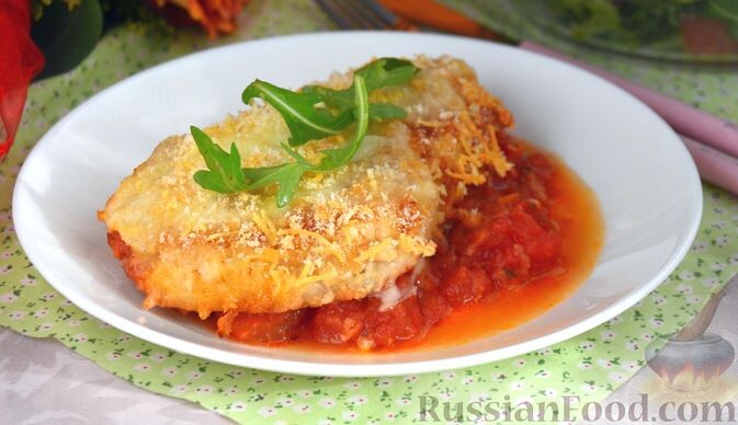 куриное филе, помидоры консервированные в собственном соку, яйца, сыр твёрдый, сыр моцарелла, панировочные сухари, масло оливковое, чеснок, соль, орегано, сахарная пудра