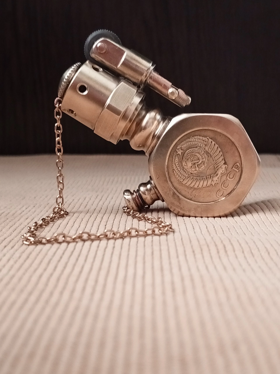 Вот такую нереальную красоту в виде зажигалок  мой друг делает со старыми монетами 